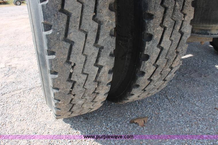 image for item H8116 1990 Freightliner FLA086 semi truck