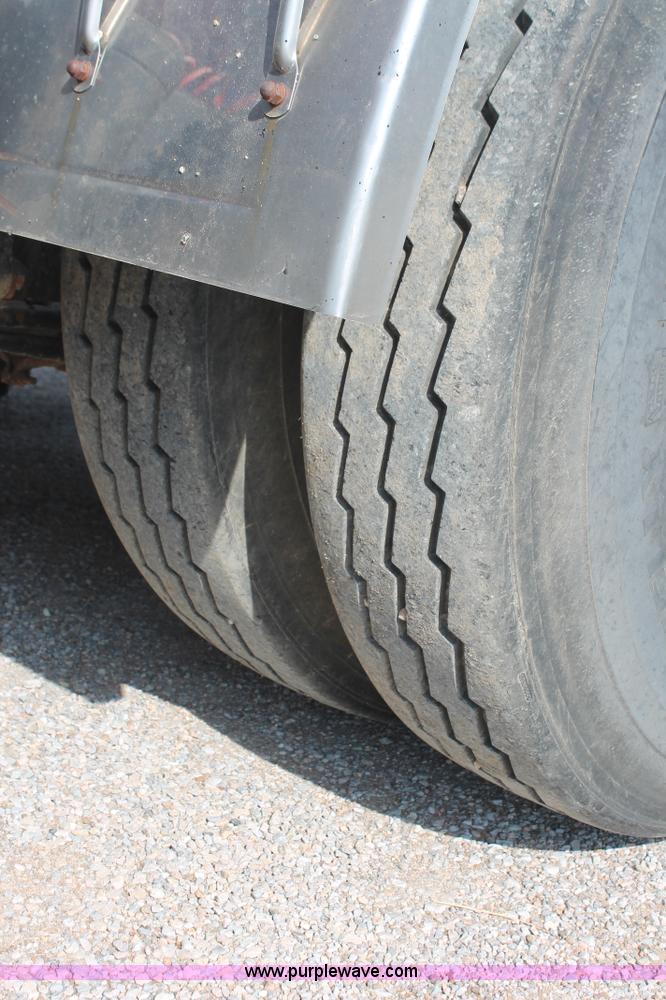 image for item H8116 1990 Freightliner FLA086 semi truck