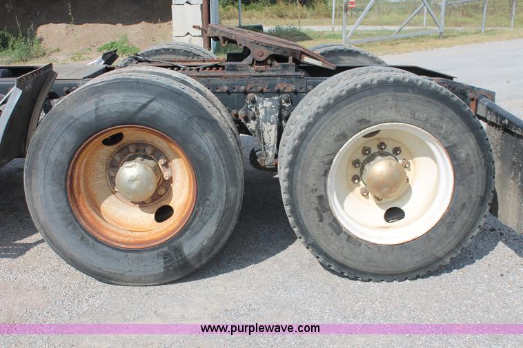 image for item H8116 1990 Freightliner FLA086 semi truck