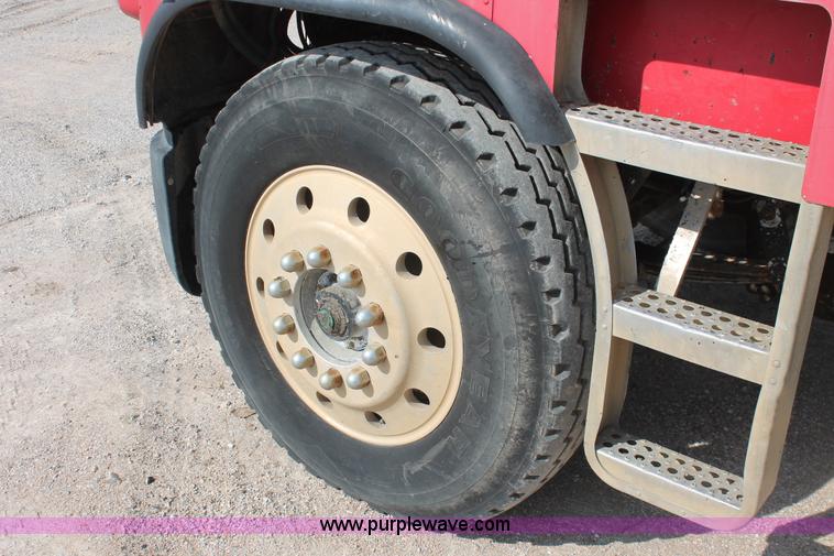 image for item H8116 1990 Freightliner FLA086 semi truck