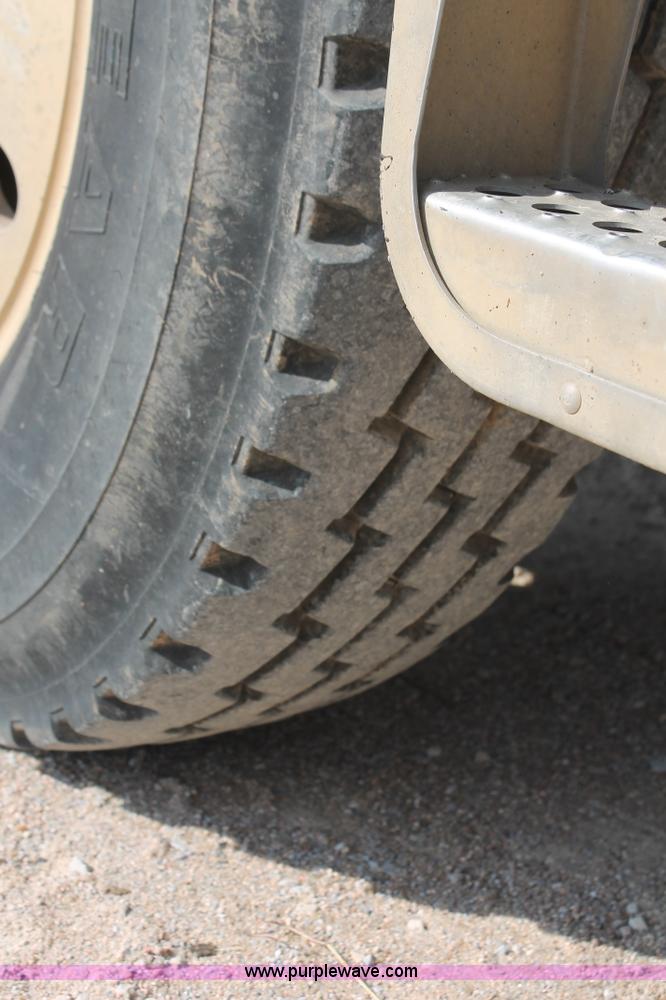 image for item H8116 1990 Freightliner FLA086 semi truck