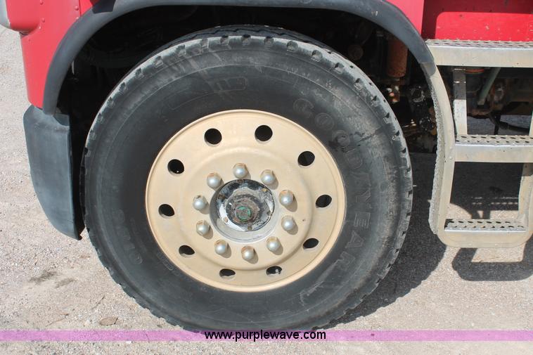 image for item H8116 1990 Freightliner FLA086 semi truck