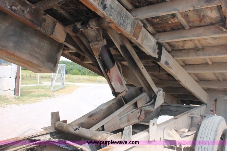 image for item H8118 1997 Chevrolet C7500 dump truck