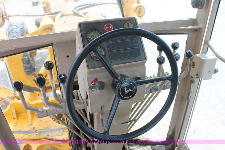 image for item H8119 1991 John Deere 672B motor grader