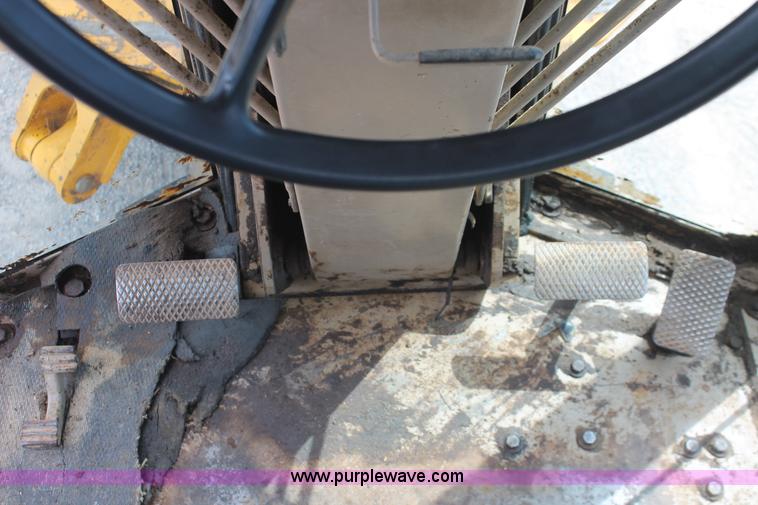 image for item H8119 1991 John Deere 672B motor grader