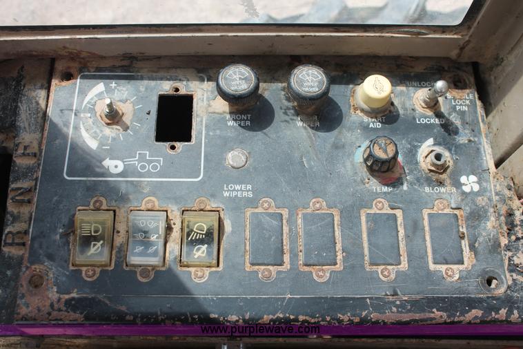 image for item H8119 1991 John Deere 672B motor grader