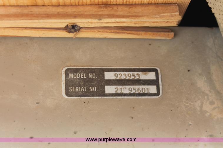 image for item H8119 1991 John Deere 672B motor grader