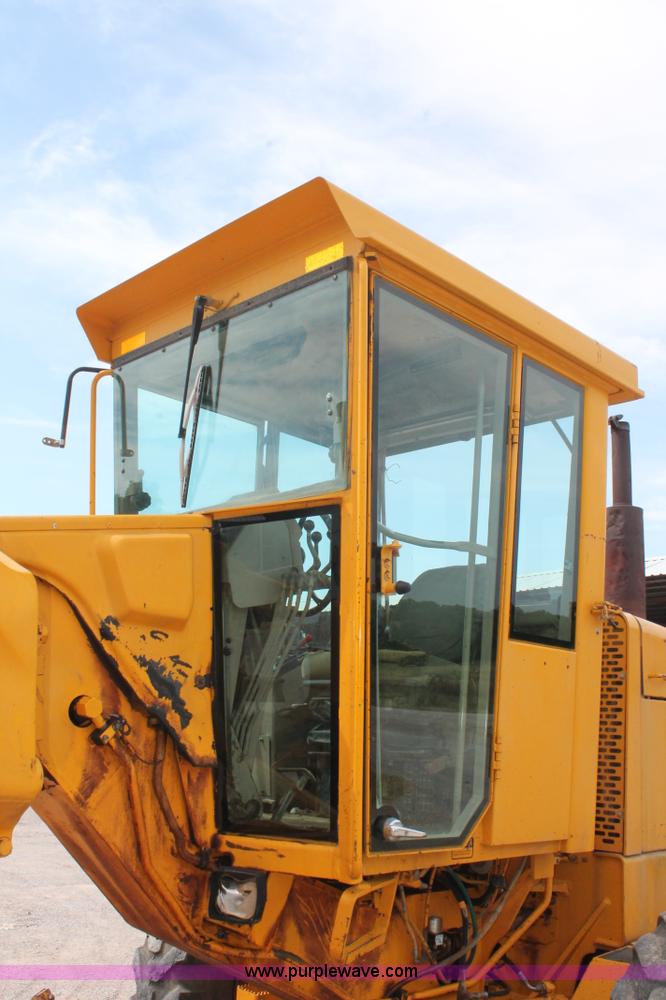 image for item H8119 1991 John Deere 672B motor grader