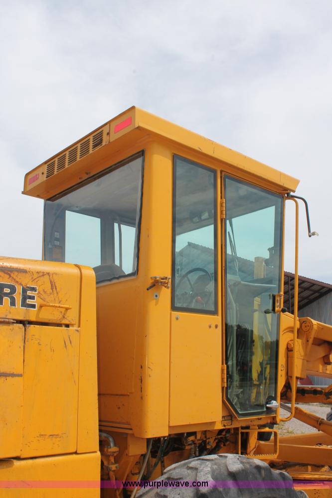 image for item H8119 1991 John Deere 672B motor grader