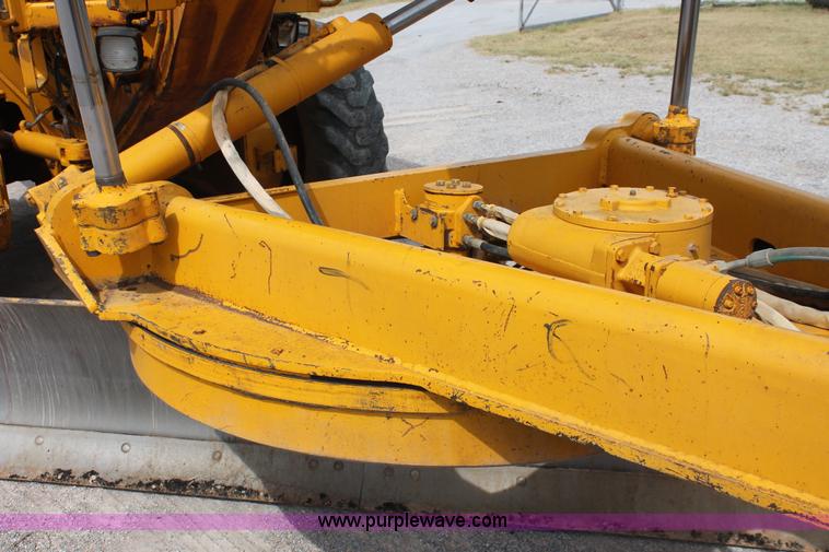 image for item H8119 1991 John Deere 672B motor grader