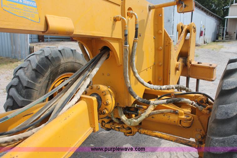 image for item H8119 1991 John Deere 672B motor grader