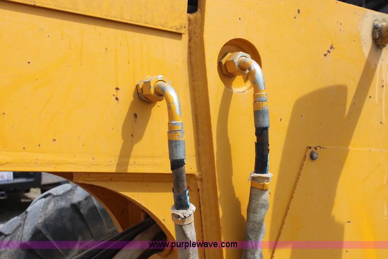 image for item H8119 1991 John Deere 672B motor grader