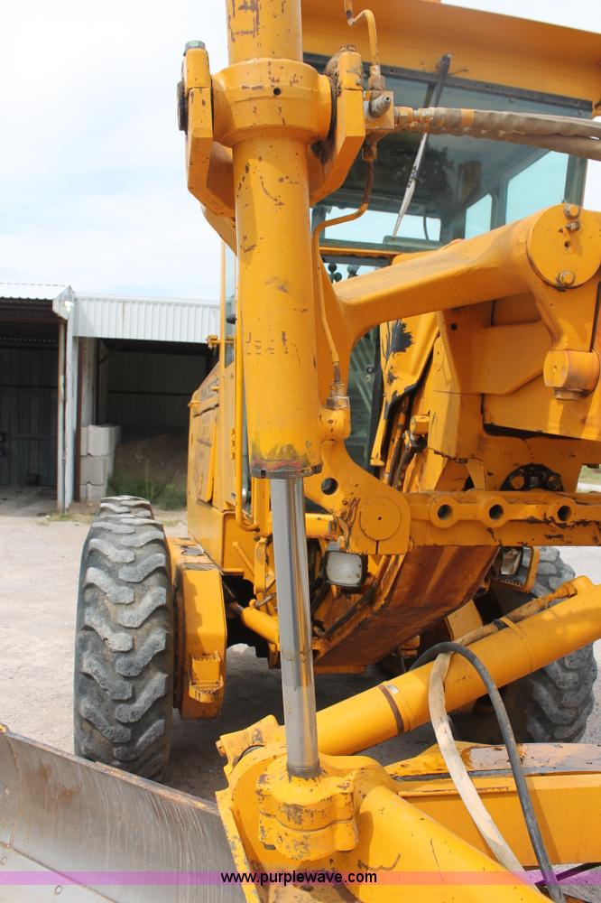 image for item H8119 1991 John Deere 672B motor grader