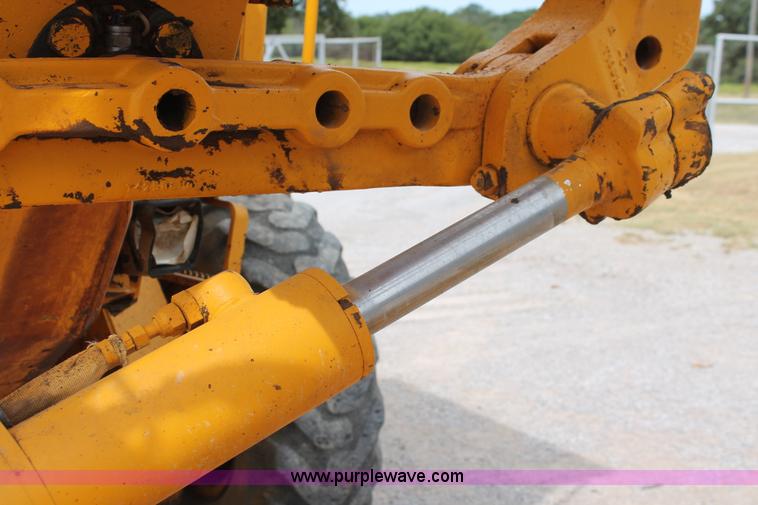 image for item H8119 1991 John Deere 672B motor grader