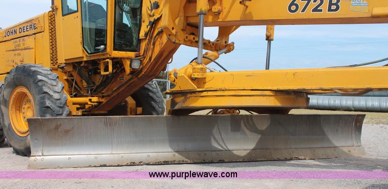 image for item H8119 1991 John Deere 672B motor grader