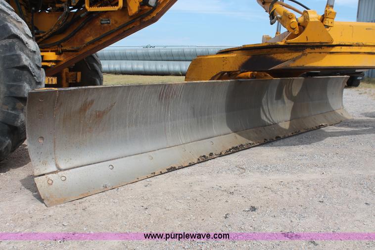 image for item H8119 1991 John Deere 672B motor grader