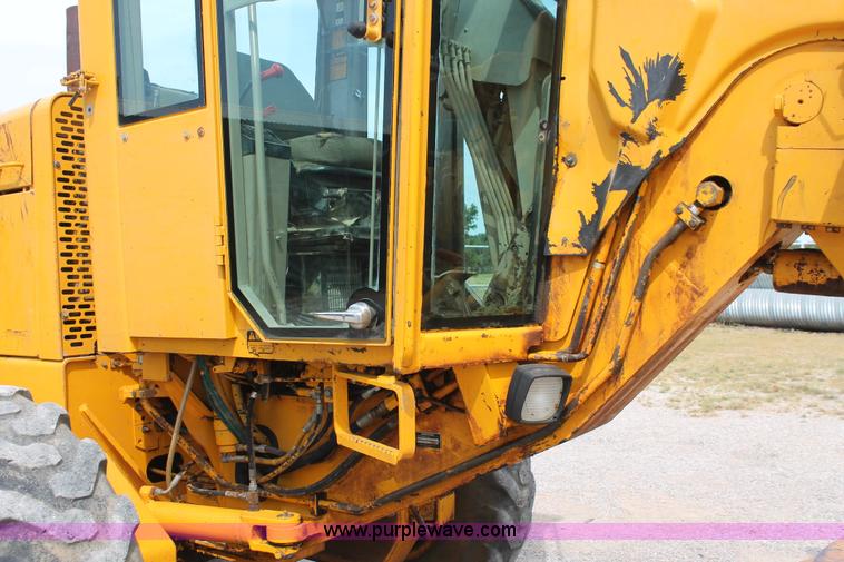 image for item H8119 1991 John Deere 672B motor grader