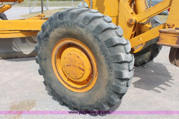 image for item H8119 1991 John Deere 672B motor grader