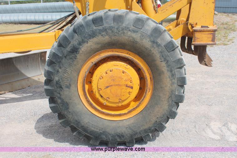 image for item H8119 1991 John Deere 672B motor grader