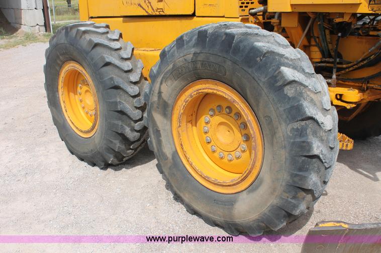 image for item H8119 1991 John Deere 672B motor grader