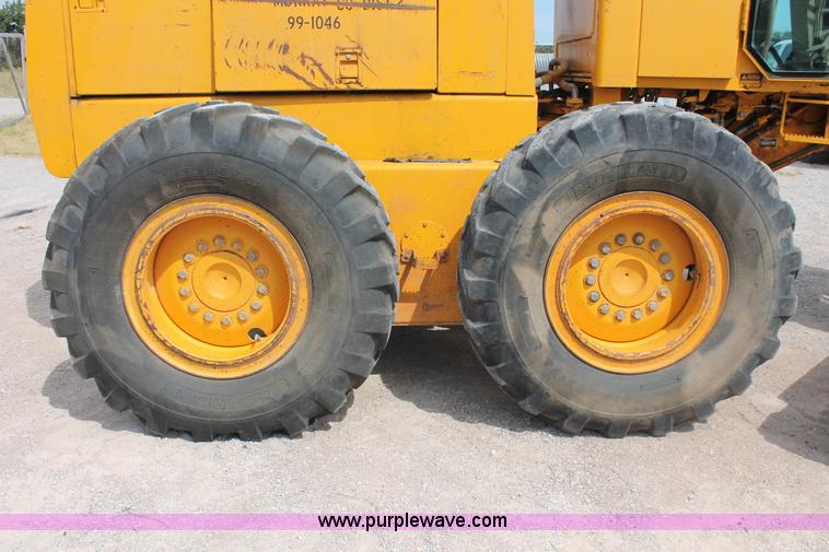 image for item H8119 1991 John Deere 672B motor grader