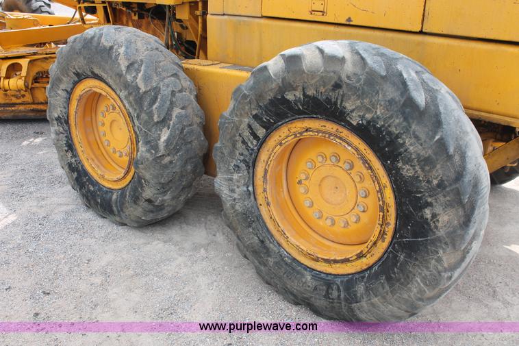 image for item H8119 1991 John Deere 672B motor grader