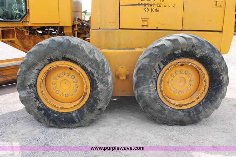 image for item H8119 1991 John Deere 672B motor grader