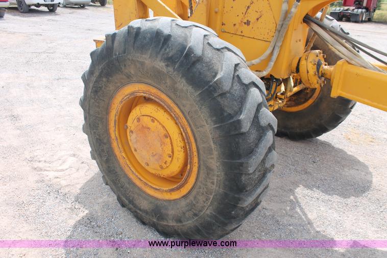 image for item H8119 1991 John Deere 672B motor grader