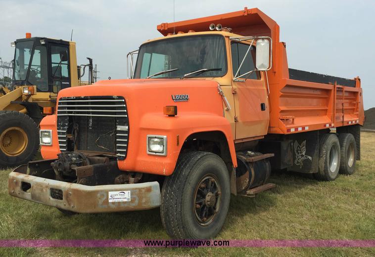 image for item J1744 1992 Ford LT8000 dump truck