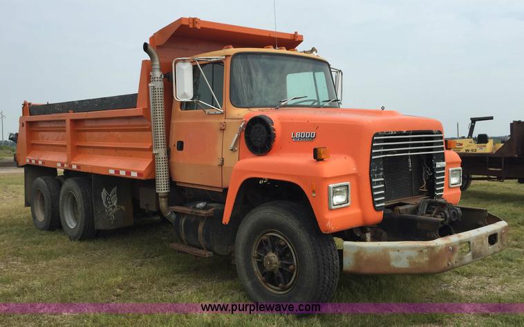 image for item J1744 1992 Ford LT8000 dump truck