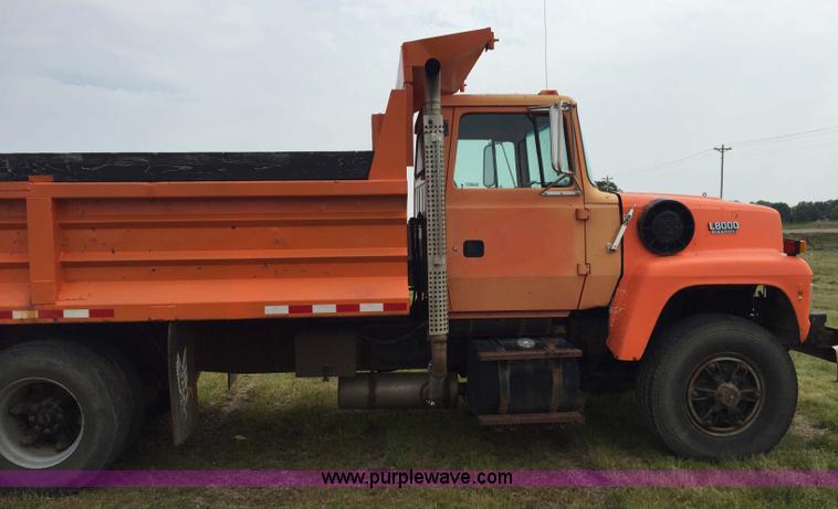 image for item J1744 1992 Ford LT8000 dump truck