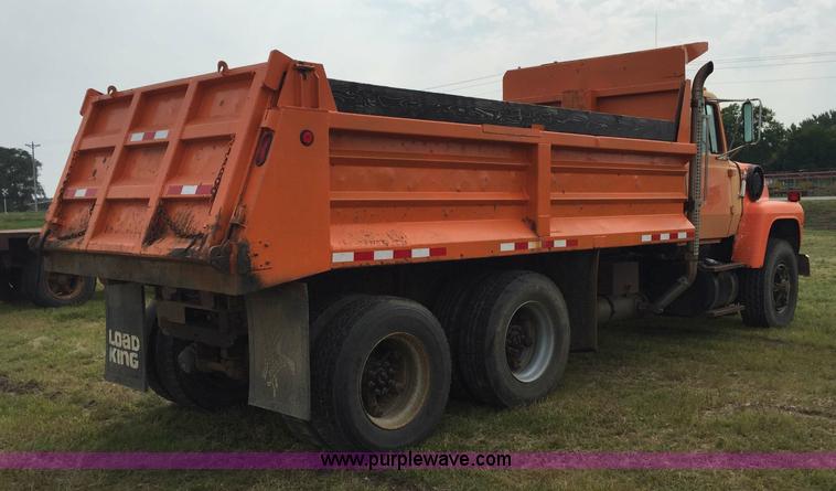 image for item J1744 1992 Ford LT8000 dump truck