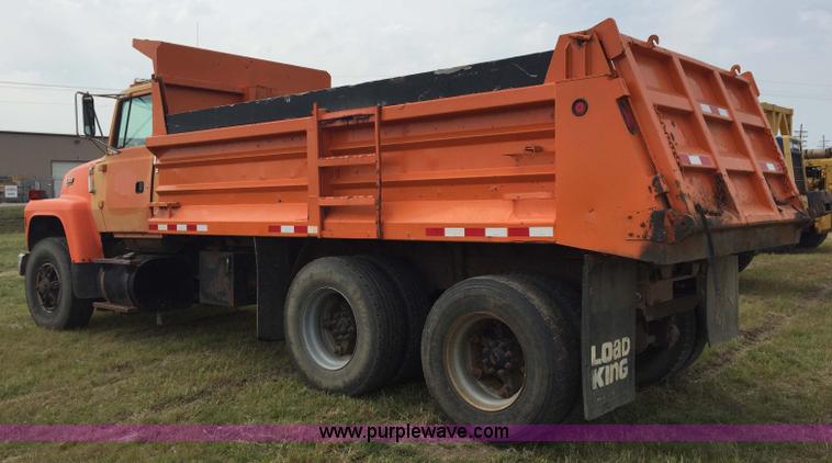 image for item J1744 1992 Ford LT8000 dump truck