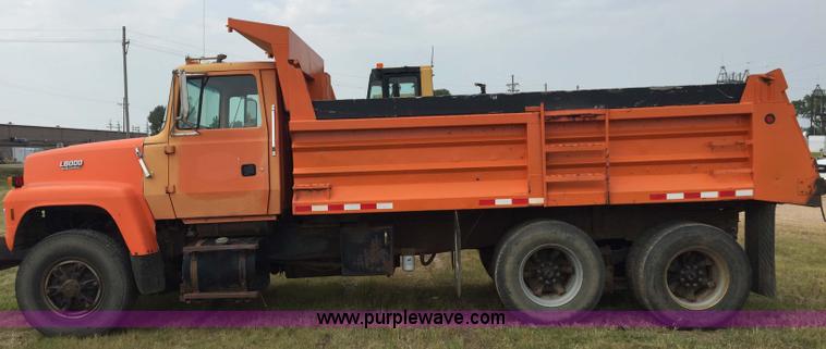 image for item J1744 1992 Ford LT8000 dump truck