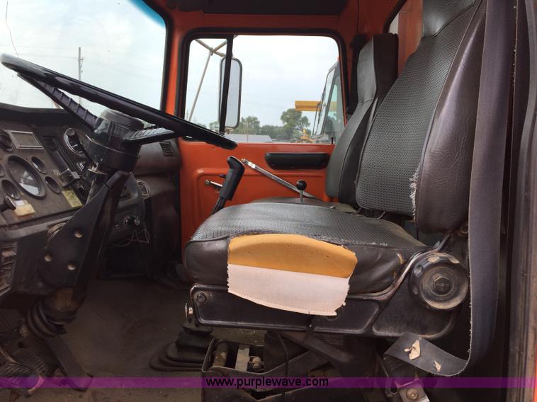 image for item J1744 1992 Ford LT8000 dump truck