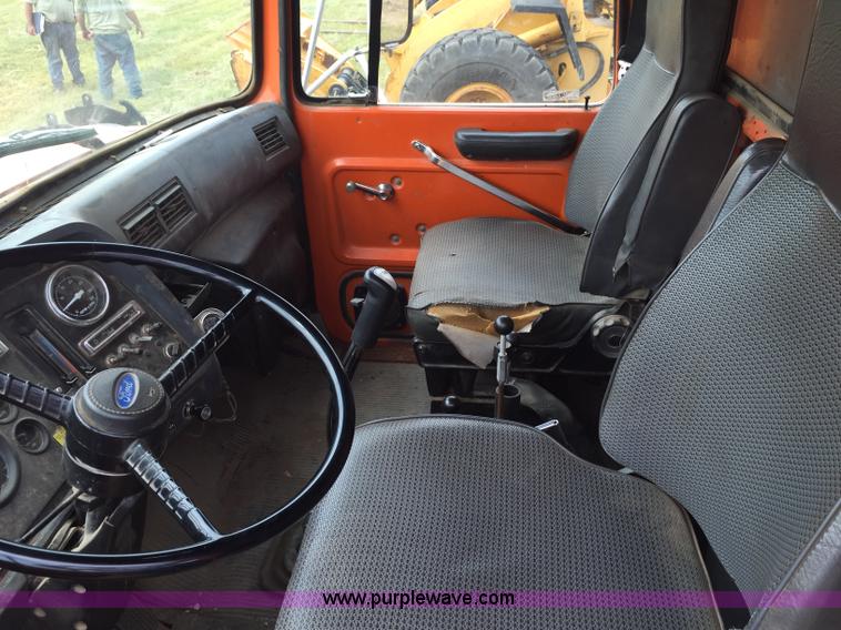 image for item J1744 1992 Ford LT8000 dump truck