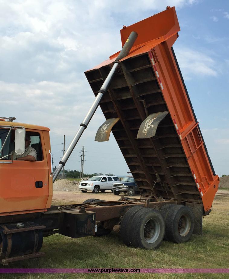 image for item J1744 1992 Ford LT8000 dump truck