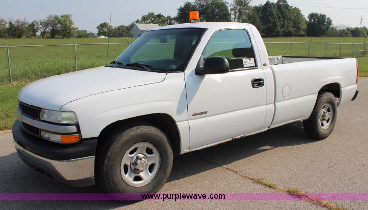 image for item J3524 2002 Chevrolet Silverado 1500 pickup truck