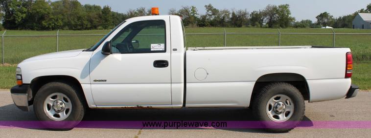 image for item J3524 2002 Chevrolet Silverado 1500 pickup truck