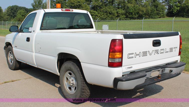 image for item J3524 2002 Chevrolet Silverado 1500 pickup truck