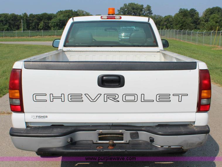 image for item J3524 2002 Chevrolet Silverado 1500 pickup truck