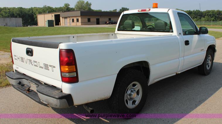 image for item J3524 2002 Chevrolet Silverado 1500 pickup truck
