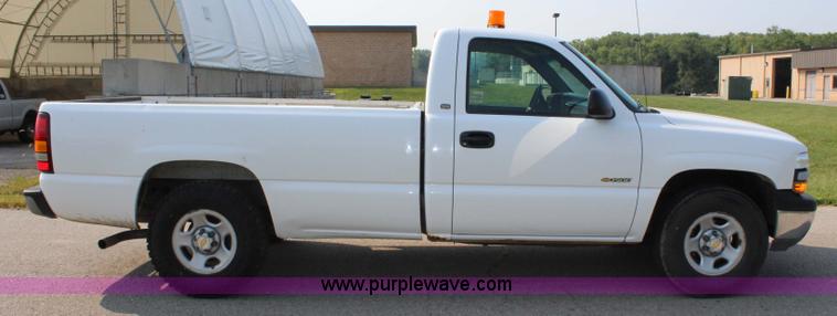 image for item J3524 2002 Chevrolet Silverado 1500 pickup truck
