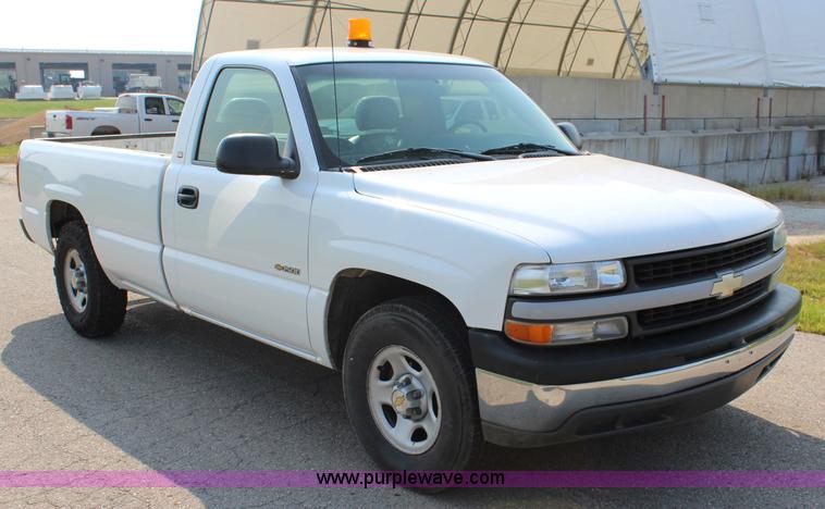 image for item J3524 2002 Chevrolet Silverado 1500 pickup truck