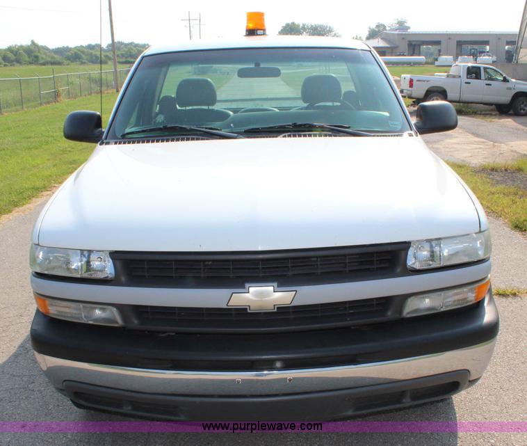 image for item J3524 2002 Chevrolet Silverado 1500 pickup truck