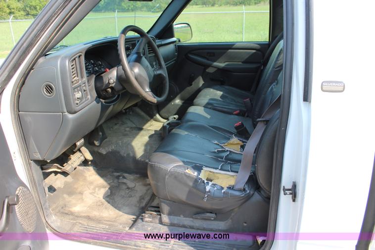image for item J3524 2002 Chevrolet Silverado 1500 pickup truck