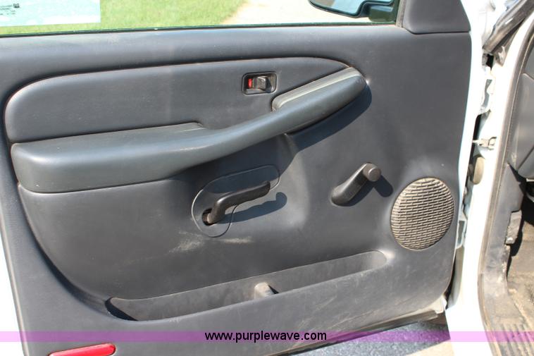 image for item J3524 2002 Chevrolet Silverado 1500 pickup truck