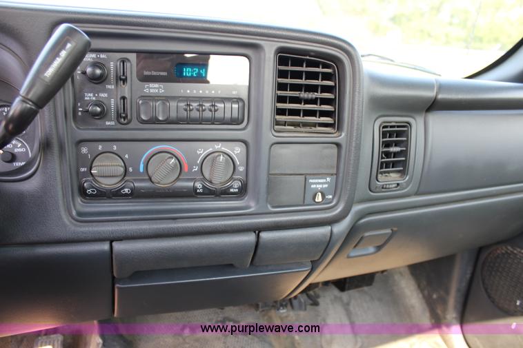 image for item J3524 2002 Chevrolet Silverado 1500 pickup truck