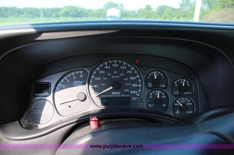 image for item J3524 2002 Chevrolet Silverado 1500 pickup truck