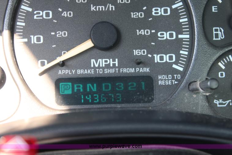 image for item J3524 2002 Chevrolet Silverado 1500 pickup truck